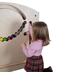 Mädchen spielt am Wandspielzeug